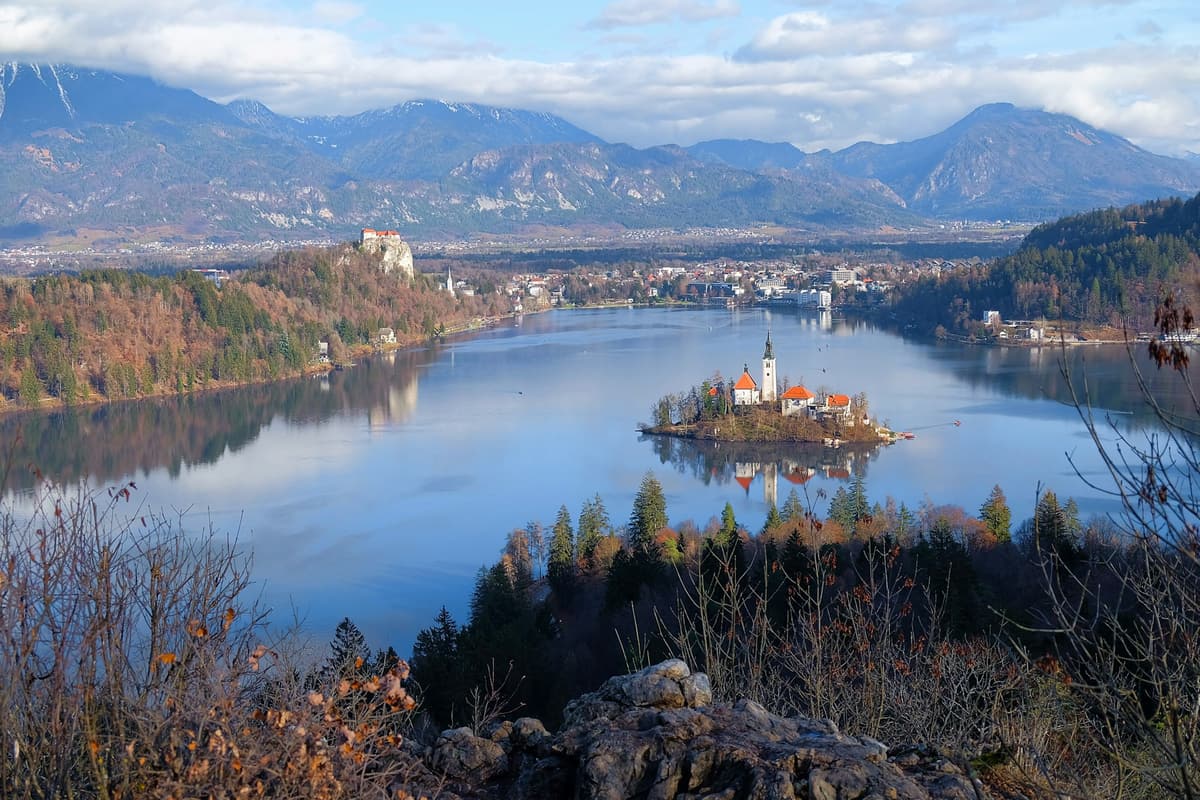 Alpsko jezero z gorami v ozadju.